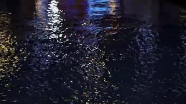 Światła Miejskie Odbijają Się Powierzchni Wody Kontekst Koncepcji Życia Nocnego — Wideo stockowe