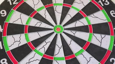 Bir dart hedefi vurur, doğruluğu, başarıyı ve hedef başarısını sembolize eder..