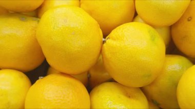 Açık sarı derili olgun limonların yakın çekimi sulu ve taze bir kompozisyon oluşturur..