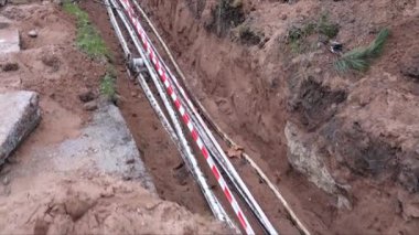 Elektrik kablosunu derin bir sipere yeraltı tesisatlarıyla döşemek.