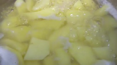 Patates parçalarını bir tencere suda kaynat.