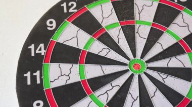 Bir dart dartı hedefin tam ortasına isabet eder..