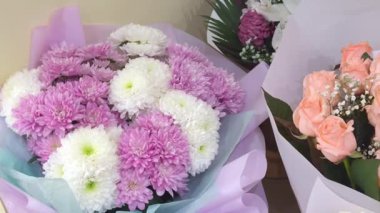 Gül buketleri ve yumuşak pastel tonlarda kasımpatılar..