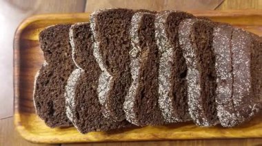 Taze çavdar ekmeği ve çıtır çıtır ekmek servis tahtasının yanında..