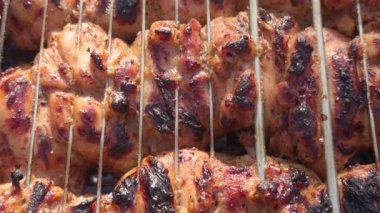 Izgaranın üstünde tavuk eti ızgara, dumanla kaplamak ve kızarmış kabukla kaplamak..