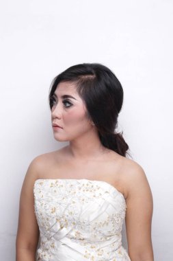 Makyaj için gülümseyen Asyalı güzellik modeli. Güzel Asyalı yüzünü temiz teniyle kapat.