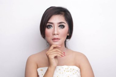 Makyaj için gülümseyen Asyalı güzellik modeli. Güzel Asyalı yüzünü temiz teniyle kapat.