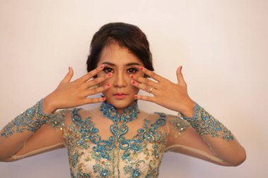 Endonezyalı kadın portresi. Geleneksel kebaya modasını kullanıyor. Endonezya kadın portresi