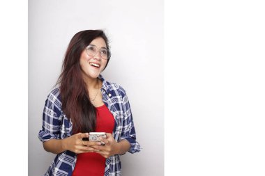 Asyalı kadın akıllı telefon beyaz arkaplanda boş alan gösteriyor.