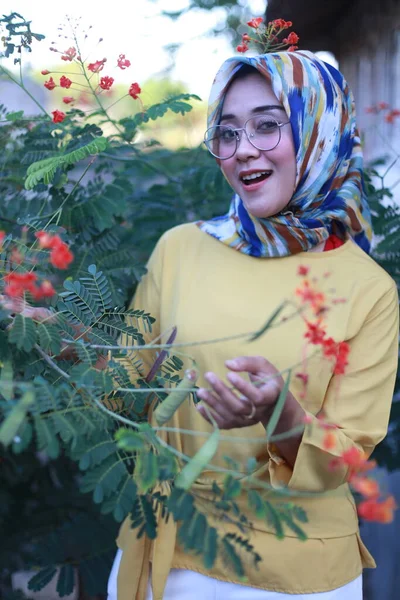 말라리아에 여자는 공원이나 야외에서 히잡의 아름다움을 느낍니다 아시아 — 스톡 사진