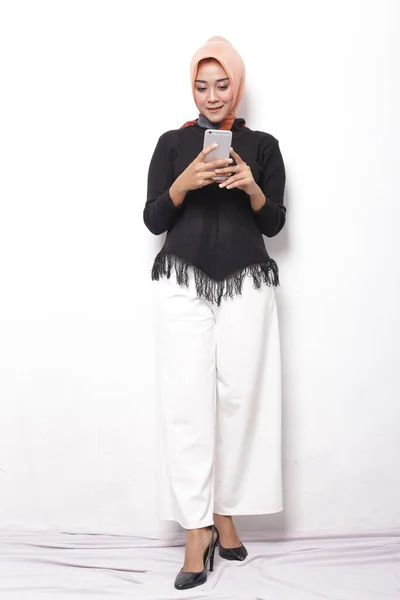 Азиатка Хиджаб Полное Тело Таблеткой Изолированы Белом Фоне Малайзия Женщина — стоковое фото