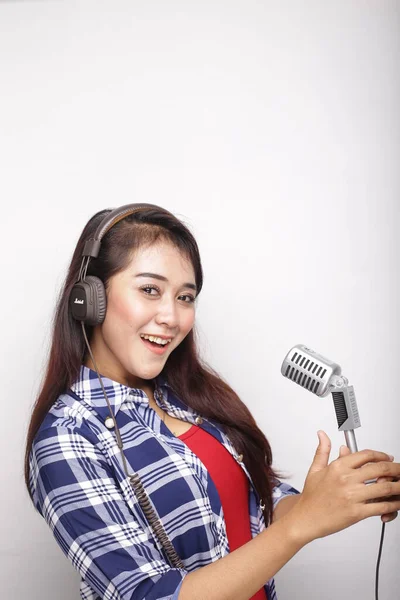 Aziatische Karaoke Gezicht Schoonheid Vrouwen Met Behulp Van Retro Microfoon — Stockfoto