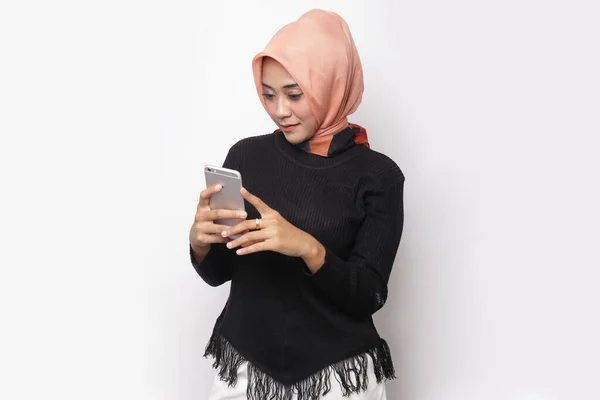 Asiatisk Hijab Med Mobiltelefon Asiatisk Muslimsk Kvinna Som Använder Mobiltelefon — Stockfoto