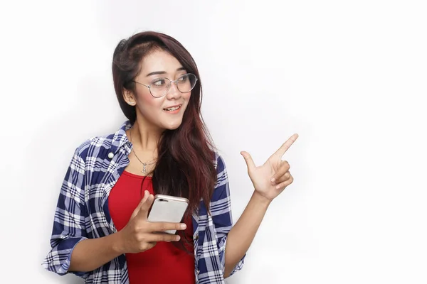 Asiático Mujer Smartphone Mostrar Espacio Blanco Aislado Blanco Fondo — Foto de Stock