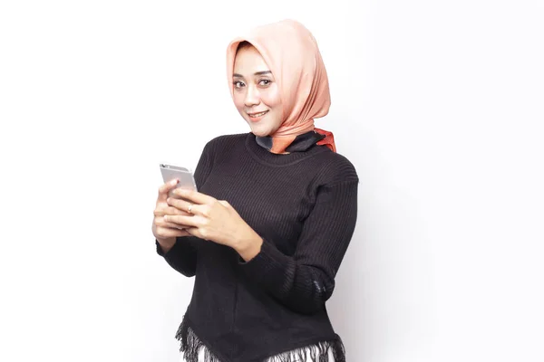 Hijab Wanita Cantik Menggunakan Ponsel Muslim Arab Wanita Dengan Ponsel — Stok Foto