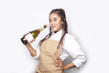 Asyalı bir kadınla garson önlüğü beyaz arka planda izole edilmiş şarap şişesini al.