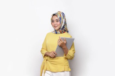  Kadın tableti tesettüre tebessüm eder. Beyaz arka planda tableti olan iş kadını