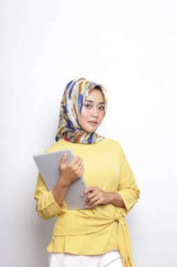 Asyalı kadın tablet yüzü beyaz arkaplanda izole