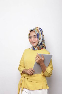 Ofiste tableti olan Asyalı kadın beyaz arka planda izole edilmiş.