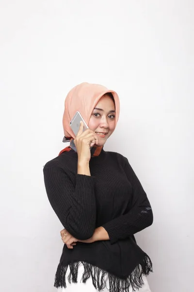 Ung Kvinna Hijab Använder Mobiltelefon Islamiska Kvinnor Som Använder Smartphone — Stockfoto
