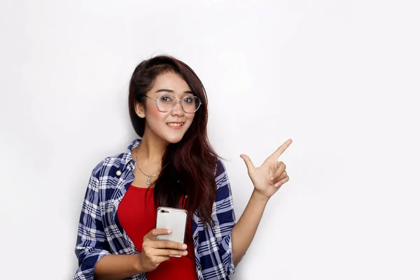 Smartphone Žena Izolované Pomocí Asijských Žen Šťastný Show Prázdný Prostor — Stock fotografie