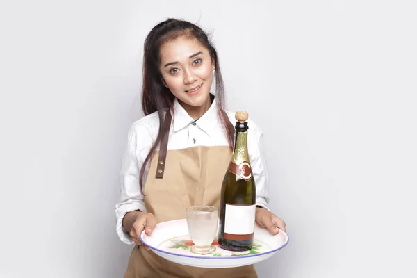 Camarera Fondo Blanco Sirviendo Bebidas Camarera Sosteniendo Una Bandeja Servir — Foto de Stock