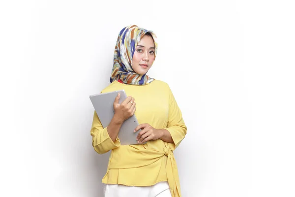 Kvinnor Tablett Med Hijab Klänning Vacker Hijab Kvinna Med Tablett — Stockfoto