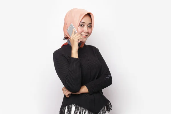 Молодая Женщина Хиджаб Помощью Мобильного Телефона Исламские Женщины Помощью Смартфона — стоковое фото