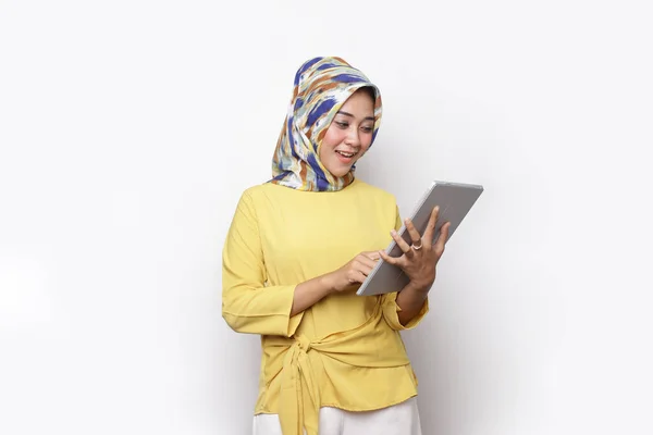 Nézi Tabletta Segítségével Hidzsáb Ruhát Fiatal Néz Digitális Tabletta Miközben Stock Fotó