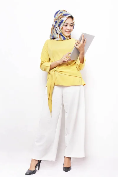 Asiatisk Kvinna Hijab Med Tablett Isolerad Vit Bakgrund Stockbild