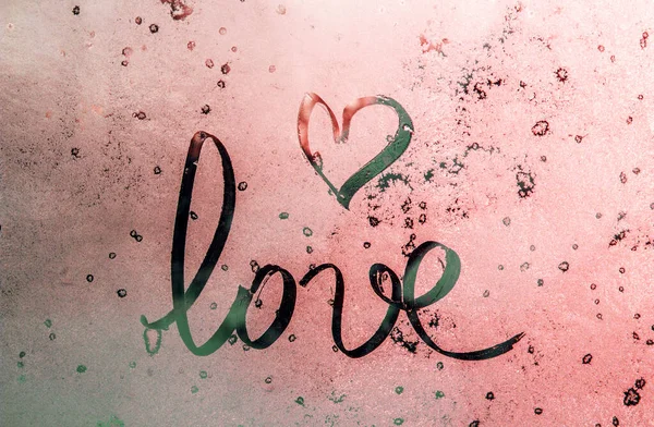 Napis Miłosny Symbolem Serca Narysowanym Palcem Różowej Zamglonej Szklance Blaskiem — Zdjęcie stockowe