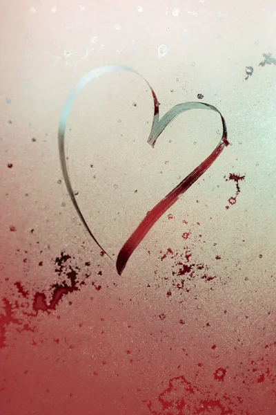 Надпись Сердце Красном Матовом Туманном Стекле Тонкий Нежный Контур Сердца — стоковое фото