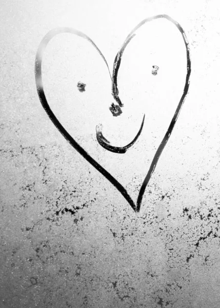 Καρδιά Ένα Ζωγραφισμένο Πρόσωπο Φωνές Και Ένα Χαμόγελο Παγωμένο Γυαλί — Φωτογραφία Αρχείου