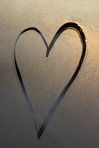 Серце Бежевому Фоні Символічне Серце Намальоване Помилковому Склі Текстура Морозів — стокове фото