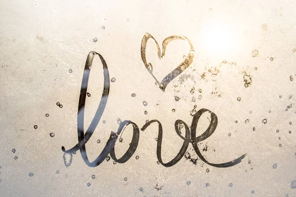 Zimowe Szkło Słońcem Napis Miłość Serce Znak Szkle Mrożone Wiadomość — Zdjęcie stockowe