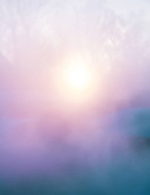 Düz Gradyan Arkaplanı, mavi, pembe, penceresinde güneş olan leylak renkleri. Renkli, çok renkli, odaksız, soyut fotoğraf bulanık arkaplan