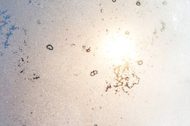 Pembe, mavi, penceresinde güneş olan leylak renkleriyle donuk bir Gradyan Arkaplan. Renkli, çok renkli, odaksız, soyut fotoğraf bulanık arkaplan