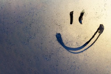 Terli bardaklarda gülümse. Terli camlarda el yapımı yazması gülen camlar, çizikli buzlu camlar.