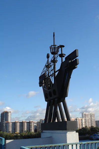 Una escultura estilizada de la nave en el puente de Maryino — Foto de Stock