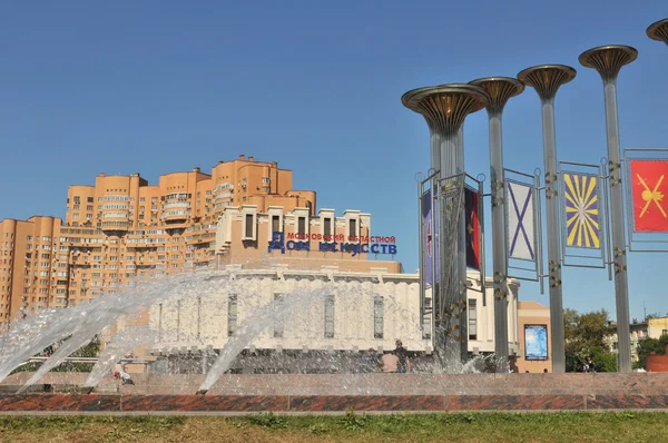 La fuente en la entrada de la Casa regional de Moscú de las artes Kuzminki — Foto de Stock