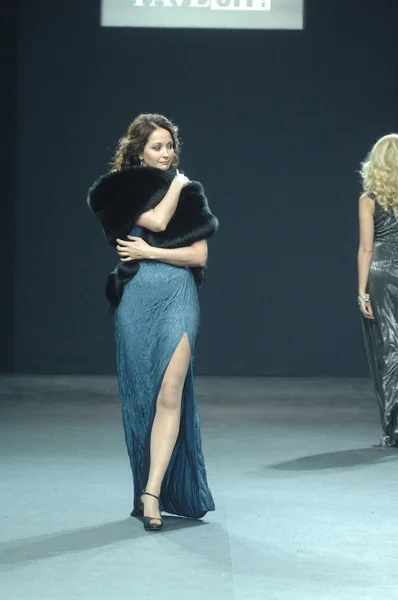 Moscow Fashion Week in Gostiny Dvor. Russian actress Olga Kabo in the fashion show of fashion designer Pavlova — 图库照片