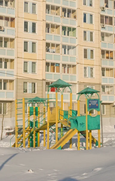 Parque infantil en el sur de Butovo. Moscú, Rusia . — Foto de Stock