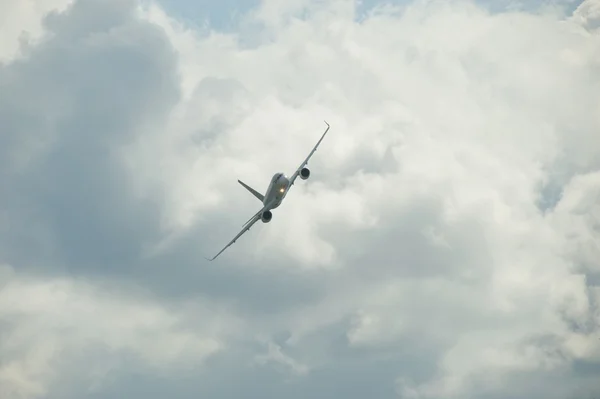 International aviation and space salon MAKS-2013 in Zhukovsky, passenger flight of the new Russian aircraft Tu-204 — Stock Photo, Image