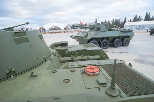 Российская 120-мм дивизионно-десантная артиллерийская самоходная пушка 2С9 "Нона-с" в парке "Патриот", вид на машинное отделение сверху — стоковое фото