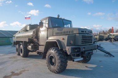 Sovyet tanker Ac-10-260 dört tekerlekten çekiş araç Kraz-260 yeni Rus askeri Park 