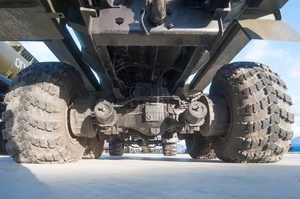 Tanker AC-10-260 Soviet-based four-wheel drive vehicle KrAZ-260 in the new Russian military Park "Patriot", view from below on the rear axle — Stock Photo, Image