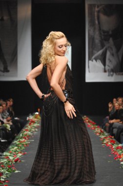 Mercedes-Benz moda hafta Rusya (Mbfw). Rus şarkıcı Kristina Orbakaite Elena Suprun tasarımcısının moda Show'da podyuma bilinen