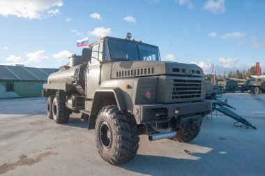 Tanker Ac-10-260 Sovyet ağır temelinde Kraz-260 Rus askeri Park 