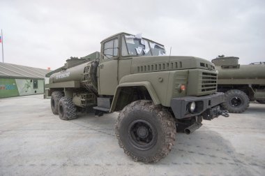 Tanker Ac-10-260 Sovyet ağır temelinde Kraz-260 Rus askeri Park 