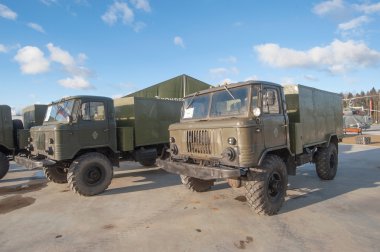 İki araba Sovyet kamyon Gaz-66 parkta yeni askeri 
